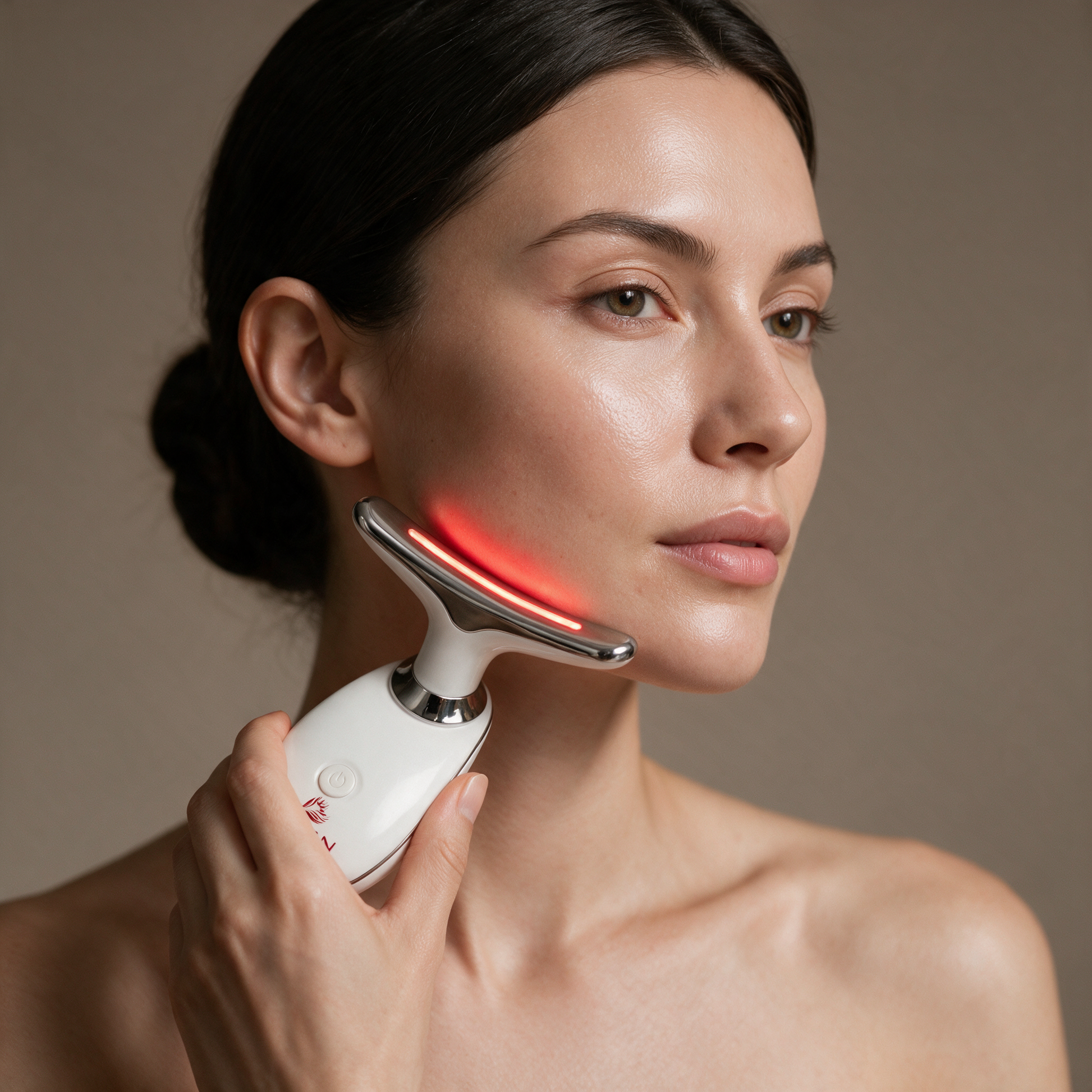 Woman sculpting her jawline with the Luxen Sculpt & Glow Wand